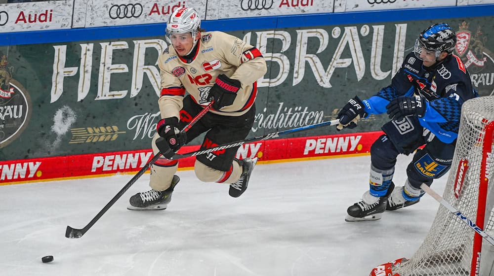 Kenny Agostino (r) bleibt in Ingolstadt. / Foto: Armin Weigel/dpa