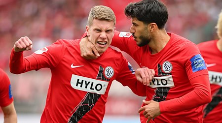 Elias Baum (l) trifft gegen den 1. FC Nürnberg doppelt. / Foto: Daniel Karmann/dpa