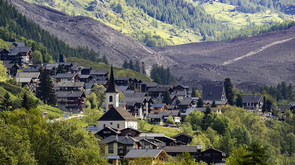 Bergstürze - wie jetzt in der Schweiz - aber auch Felsstürze und Steinschlag nehmen durch den Klimawandel zu.  / Foto: Jean-Christophe Bott/KEYSTONE/dpa