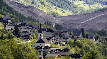 Bergstürze - wie jetzt in der Schweiz - aber auch Felsstürze und Steinschlag nehmen durch den Klimawandel zu.  / Foto: Jean-Christophe Bott/KEYSTONE/dpa