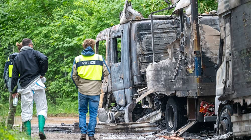 Nach Angaben der Polizei wurden sechs Fahrzeuge beschädigt, vier davon erlitten durch das Feuer einen Totalschaden. / Foto: Peter Kneffel/dpa