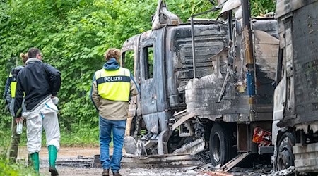Nach Angaben der Polizei wurden sechs Fahrzeuge beschädigt, vier davon erlitten durch das Feuer einen Totalschaden. / Foto: Peter Kneffel/dpa