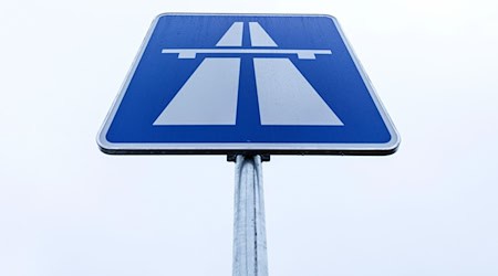 Weil die Fahrbahn erneuert wird, kommt es in den kommenden Wochen zu mehreren Sperrungen auf der Autobahn 93. (Symbolbild) / Foto: Friso Gentsch/dpa