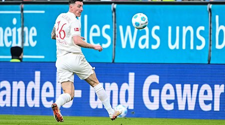 Cédric Zesiger bleibt bis 2029 beim FC Augsburg. / Foto: Harry Langer/dpa