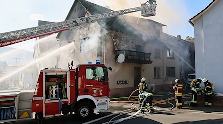 Bei dem Brand in Klingenberg waren etwa 90 Feuerwehrleute vor Ort. / Foto: Ralf Hettler/dpa