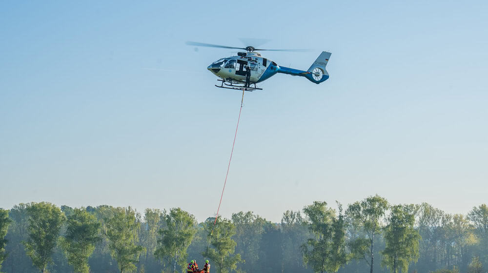 Auch am Freitag beschäftigt der Brand die Feuerwehr. / Foto: Ferdinand Merzbach/NEWS5/dpa