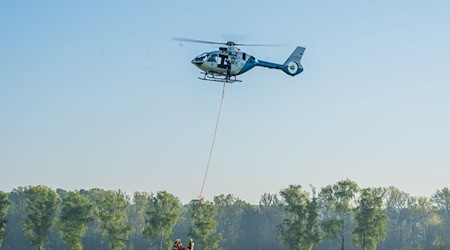 Auch am Freitag beschäftigt der Brand die Feuerwehr. / Foto: Ferdinand Merzbach/NEWS5/dpa