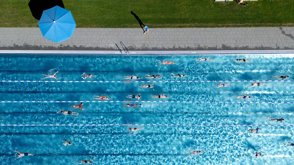 Badegäste zur Saisoneröffnung im Münchner Schyrenbad.  / Foto: Sven Hoppe/dpa