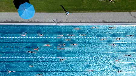 Badegäste zur Saisoneröffnung im Münchner Schyrenbad.  / Foto: Sven Hoppe/dpa