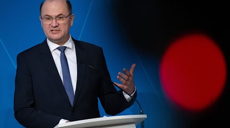 Mahnt zu Sparsamkeit: Bayerns Finanzminister Füracker. (Archivbild) / Foto: Sven Hoppe/dpa