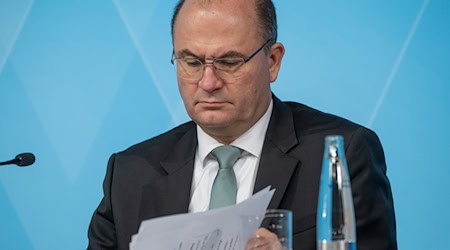 Der Job des bayerischen Finanzministers ist infolge der mauen Wirtschaftslage und eingebrochenen Steuereinnahmen derzeit definitiv nicht einfach. Auch die Mai-Steuerschätzung ist kein Grund zur Freude für Albert Füracker (CSU). (Archivbild) / Foto: Peter Kneffel/dpa