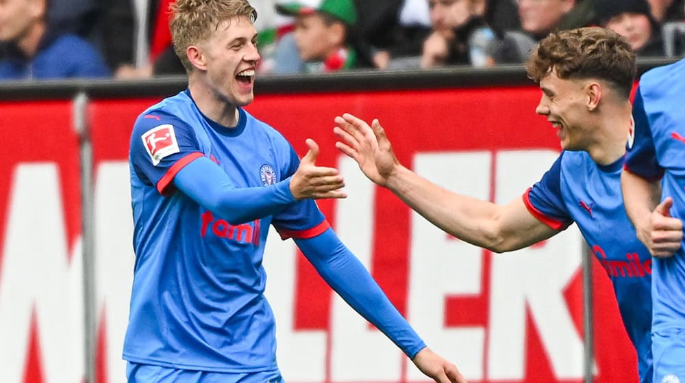 Kiels Doppel-Torschütze Alexander Bernhardsson (l) feiert in Augsburg. / Foto: Armin Weigel/dpa