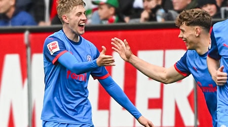 Kiels Doppel-Torschütze Alexander Bernhardsson (l) feiert in Augsburg. / Foto: Armin Weigel/dpa