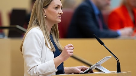 Gesundheitsministerin Judith Gerlach wirbt zusammen mit dem Bayerischen Fußball-Verband für das Thema Organspende. / Foto: Sven Hoppe/dpa