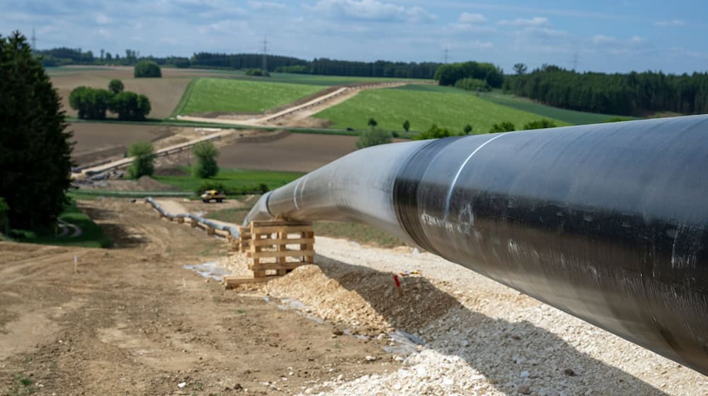 Die fast 41 Kilometer lange Gasfernleitung „Augusta“ von Wertingen nach Kötz soll die Erdgasversorgung in Bayern und Baden-Württemberg verbessern. / Foto: Stefan Puchner/dpa