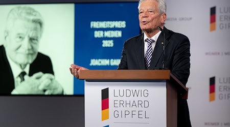 Für seinen Einsatz für die Freiheit zeichnete der Ludwig-Erhard-Gipfel Alt-Bundespräsident Joachim Gauck mit dem «Freiheitspreis der Medien» aus.  / Foto: Sven Hoppe/dpa