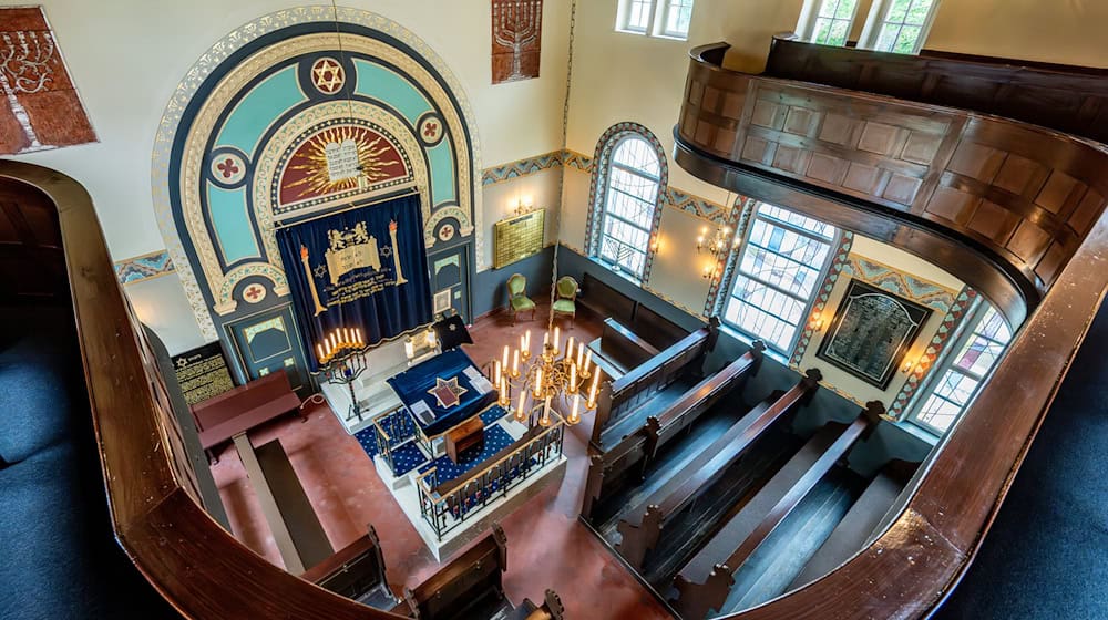 Die Synagoge in Straubing wurde in der Pogromnacht 1938 von den Nationalsozialisten zwar geschändet, aber nicht abgebrannt. Hintergrund war die Nähe zu umliegenden Gebäuden, die möglicherweise mit zerstört worden wären. / Foto: Armin Weigel/dpa