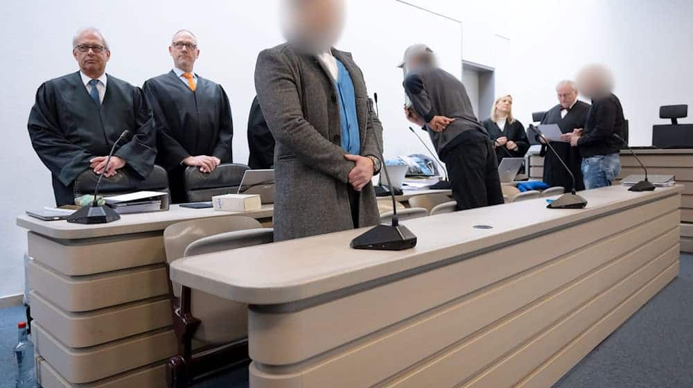 Im Prozess um den Diebstahl des keltischen Goldschatzes aus einem Museum in Manching hat das Landgericht die Angeklagten - hier mit ihren Verteidigern - zu Geständnisse aufgefordert. (Archivbild)  / Foto: Sven Hoppe/dpa