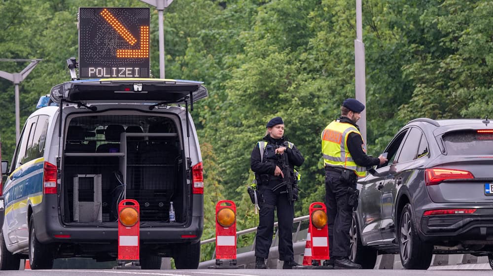 Die Gewerkschaft der Bundespolizei geht davon aus, dass Autofahrer mit mehr Staus rechnen müssen. / Foto: Peter Kneffel/dpa