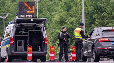 Die Gewerkschaft der Bundespolizei geht davon aus, dass Autofahrer mit mehr Staus rechnen müssen. / Foto: Peter Kneffel/dpa