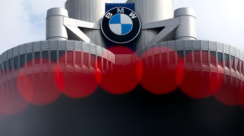 BMW hat einen deutlichen Gewinnrückgang hinnehmen müssen. (Archivbild) / Foto: Sven Hoppe/dpa