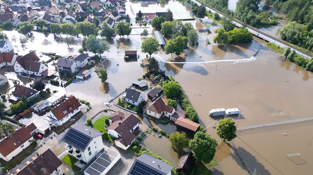 Die im Juni 2024 überschwemmte bayerische Ortschaft Reichertshofen. Nur die Hälfte der deutschen Wohngebäude ist gegen Elementarschäden versichert, die neue Bundesregierung will daher eine Pflichtversicherung einführen.  / Foto: Sven Hoppe/dpa