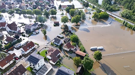 Die im Juni 2024 überschwemmte bayerische Ortschaft Reichertshofen. Nur die Hälfte der deutschen Wohngebäude ist gegen Elementarschäden versichert, die neue Bundesregierung will daher eine Pflichtversicherung einführen.  / Foto: Sven Hoppe/dpa