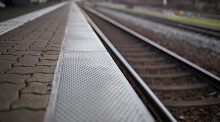 An einem Bahnhof in Altenerding gab es einen Vorfall mit einem Mann, der ein Messer bei sich trug. (Symbolfoto)  / Foto: Daniel Karmann/dpa