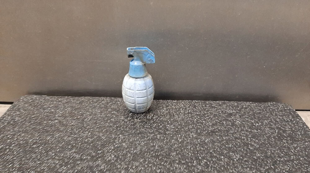 Die handgranatenähnliche Wasserspritzpistole fand ein Zeuge in den Gleisen am Bahnhof Moosburg. / Foto: -/Bundespolizei/dpa