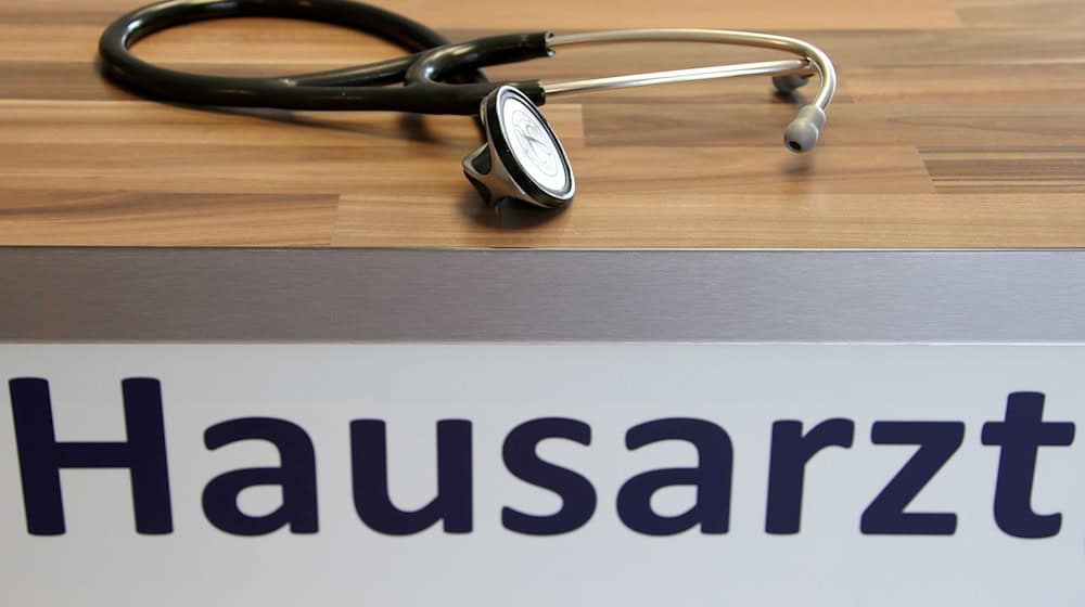 Nach dem Willen von Union und SPD sollen Patienten in der Regel zunächst eine Hausarztpraxis aufsuchen. (Archivbild) / Foto: Stephan Jansen/dpa