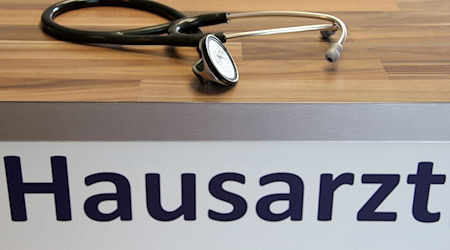 Nach dem Willen von Union und SPD sollen Patienten in der Regel zunächst eine Hausarztpraxis aufsuchen. (Archivbild) / Foto: Stephan Jansen/dpa