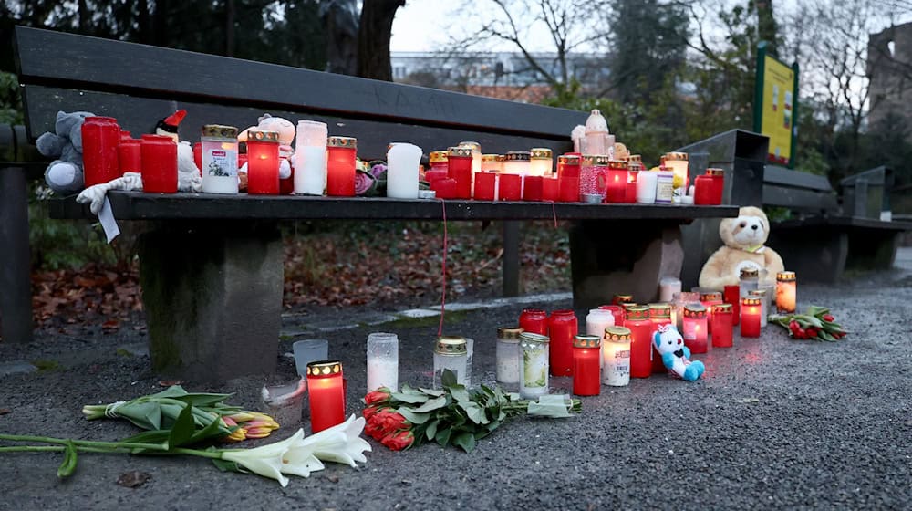 In einem Park in Aschaffenburg sind im Januar ein zweijähriger Junge und ein 41-jähriger Mann getötet sowie weitere Menschen schwer verletzt worden. Ministerpräsident Markus Söder (CSU) hat nun Ersthelfer ausgezeichnet. (Archivbild) / Foto: Daniel Löb/dpa