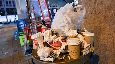 Die bayerische Staatsregierung verbietet den Kommunen, eine Verpackungssteuer einzuführen. (Symbolbild) / Foto: Peter Kneffel/dpa