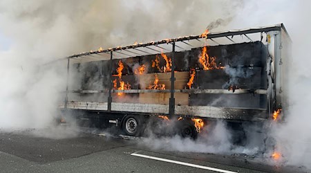 Ein mit Holz beladener Sattelzug brennt auf der Autobahn A72 bei Bayreuth. / Foto: -/Verkehrspolizei Hof/dpa