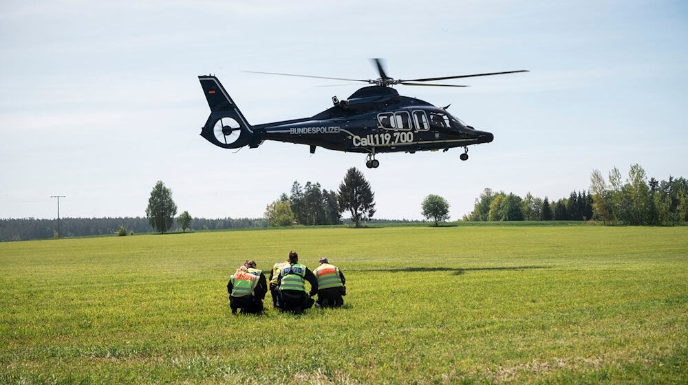 Per Hubschrauber werden die Teams der Bundespolizei bei den Kontrollstellen abgesetzt.  / Foto: Daniel Vogl/dpa