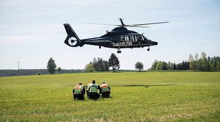 Per Hubschrauber werden die Teams der Bundespolizei bei den Kontrollstellen abgesetzt.  / Foto: Daniel Vogl/dpa