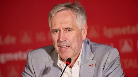 Die bayerische IG Metall mit Landeschef Ott fordert in schwieriger wirtschaftlicher Lage Standorttreue von den heimischen Unternehmen. (Archivfoto) / Foto: Georg Wendt/dpa