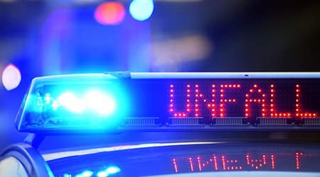 Ein 20-Jähriger wurde bei dem Unfall schwer verletzt. (Symbolbild) / Foto: Stefan Puchner/dpa