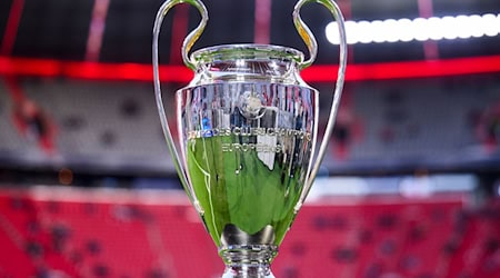 Der Champions-League-Pokal in der Münchner Allianz Arena. / Foto: Tom Weller/dpa