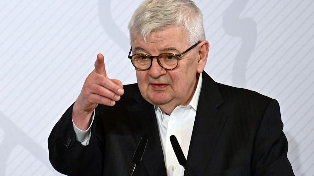 Joschka Fischer fordert mehr Zusammenhalt in Europa. (Archivbild) / Foto: Federico Gambarini/dpa Pool/dpa