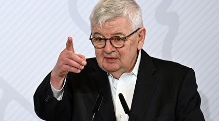 Joschka Fischer fordert mehr Zusammenhalt in Europa. (Archivbild) / Foto: Federico Gambarini/dpa Pool/dpa