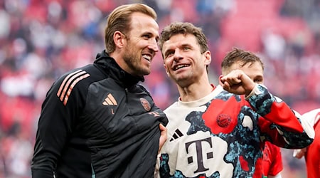 Harry Kane(l.) feiert seinen ersten Vereinstitel überhaupt. / Foto: Jan Woitas/dpa