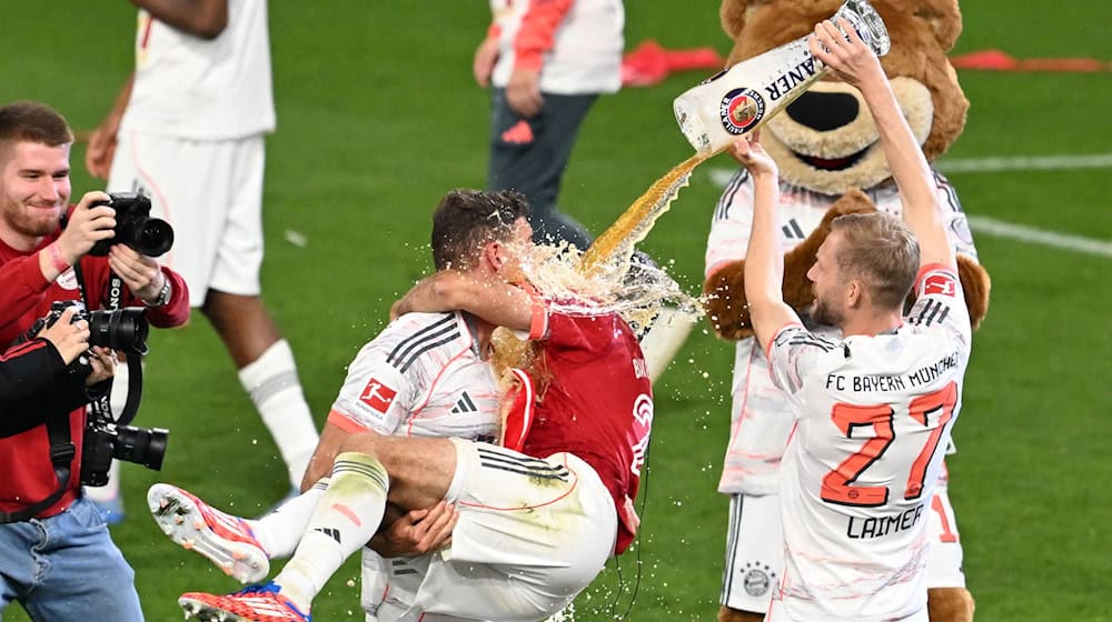 Feierlaune nach der Meisterschaft: Heidenheims Trainer Schmidt glaubt nicht, dass die Ibiza-Reise des FC Bayern für eine Wettbewerbsverzerrung sorgen könnte. / Foto: Sven Hoppe/dpa
