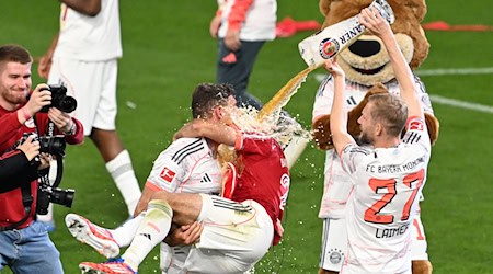 Feierlaune nach der Meisterschaft: Heidenheims Trainer Schmidt glaubt nicht, dass die Ibiza-Reise des FC Bayern für eine Wettbewerbsverzerrung sorgen könnte. / Foto: Sven Hoppe/dpa