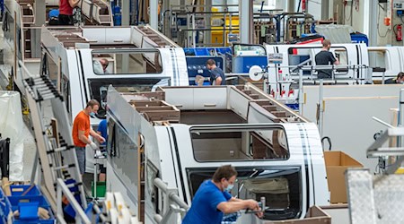 Der Umsatz bei Knaus Tabbert ist auch im ersten Quartal zurückgegangen (Archivbild). / Foto: Armin Weigel/dpa