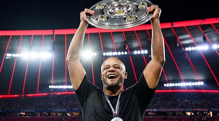 Bayern-Trainer Vincent Kompany mit der Meisterfeier nach dem Gladbach-Spiel. / Foto: Tom Weller/dpa