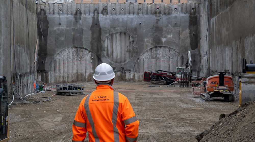 Ein Bauarbeiter auf einer Münchner S-Bahn-Baustelle - sinnbildlich ist auch die Stimmung in der bayerischen Wirtschaft im Keller. (Symbolbild) / Foto: Peter Kneffel/dpa