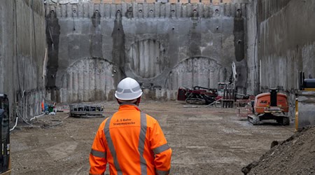 Ein Bauarbeiter auf einer Münchner S-Bahn-Baustelle - sinnbildlich ist auch die Stimmung in der bayerischen Wirtschaft im Keller. (Symbolbild) / Foto: Peter Kneffel/dpa
