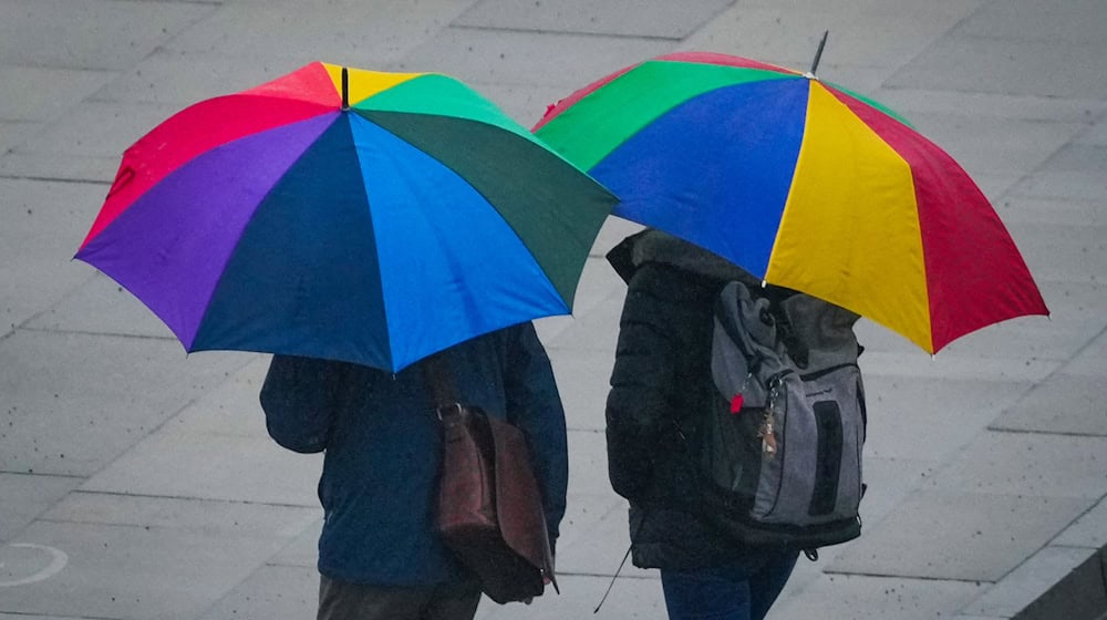 Regenjacken und Schirme sollten die Menschen in den kommenden Tagen parat haben. (Symbolbild)  / Foto: Soeren Stache/dpa