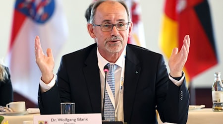 Nach Ansicht von Wolfgang Blank (parteilos), Wirtschaftsminister Mecklenburg-Vorpommerns, kann die Akzeptanz für die Energiewende erhöht werden, wenn die Bevölkerung den Nutzen auch direkt spürt.  / Foto: Bernd Wüstneck/dpa